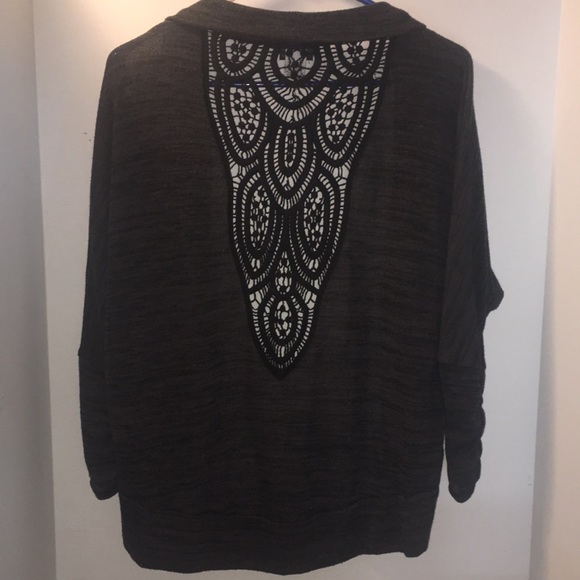 DOTS OPEN FRONT SHRUG WITH GATHERED WRISTS AND LACE DESIGN ON BACK SIZE L. - Picture 4 of 4